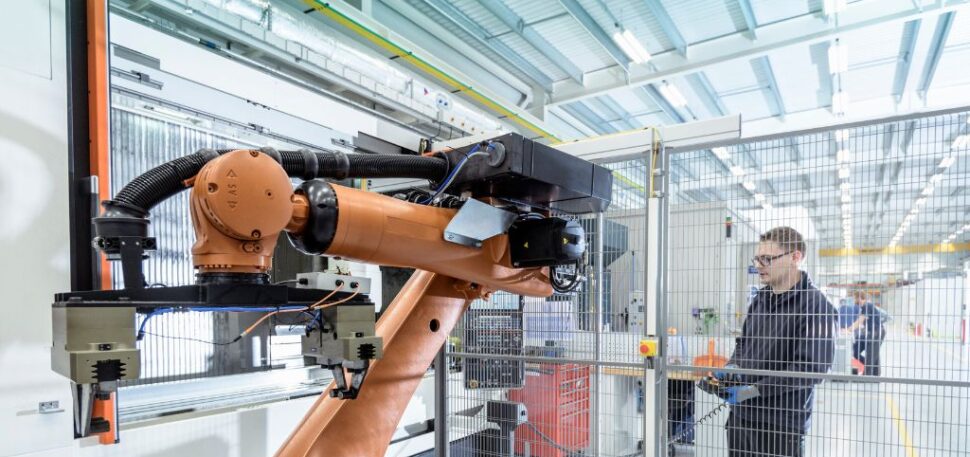 un ingénieur contrôle la machine fabriqué