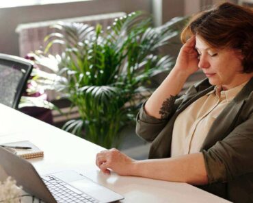 Femme stressée au bureau, représentant la fatigue liée au turnover en entreprise.